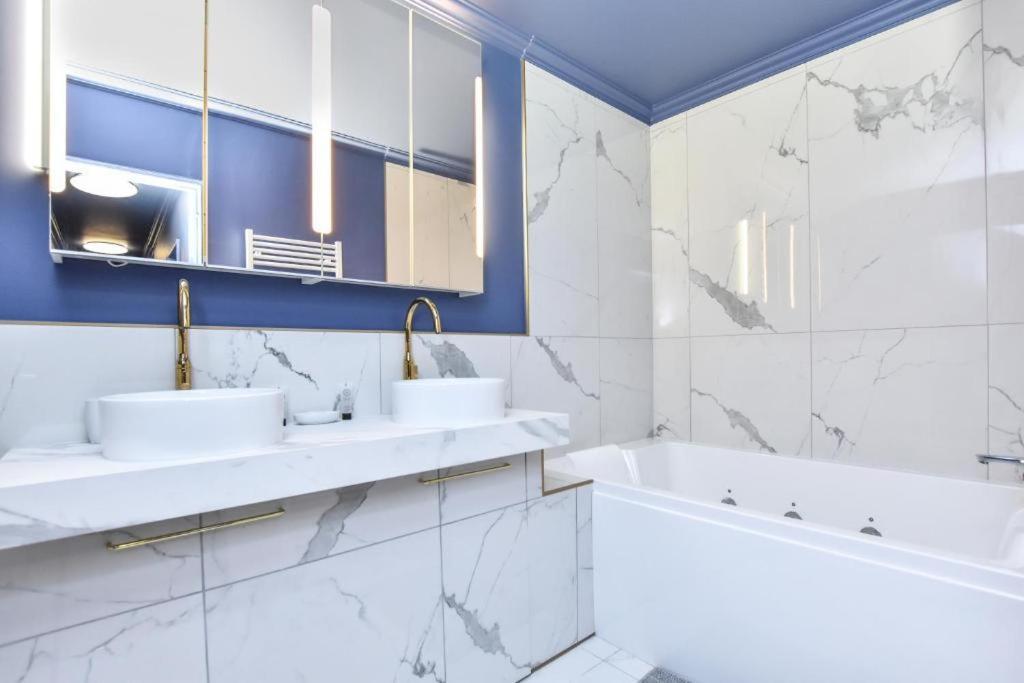 Luxury Paris La Vie En Rose Jacuzzi Terrasse Parking Apartment Ngoại thất bức ảnh